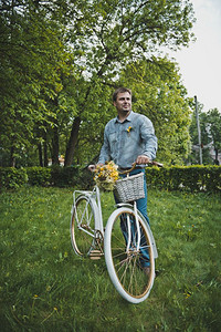 骑着一辆漂亮的自行车男人骑着一辆31自行车的年轻人图片