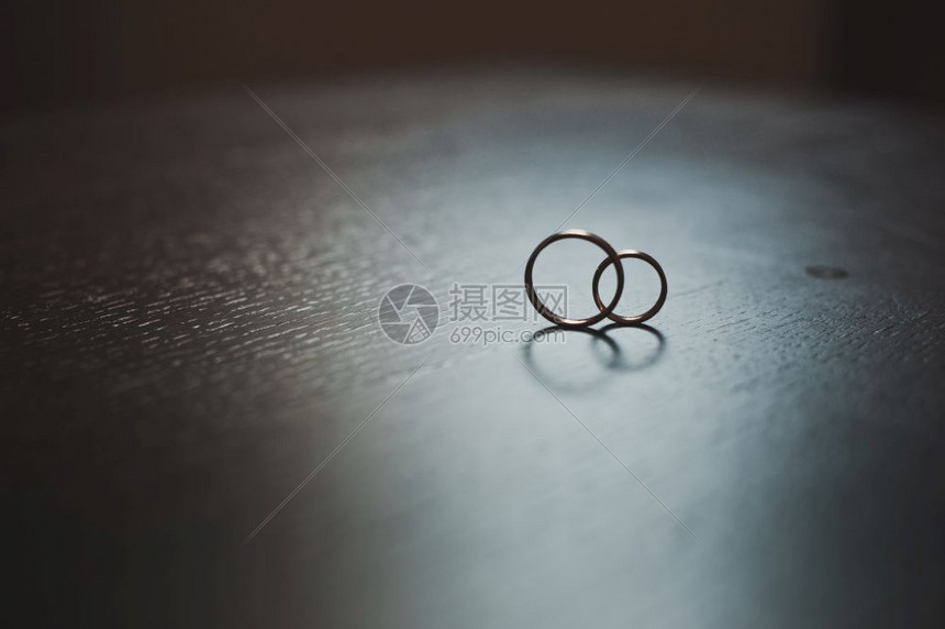 桌子上新婚的金戒指桌子上384号桌的结婚戒指图片