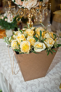 黄色玫瑰花包得很漂亮152年黄玫瑰的纸篮图片