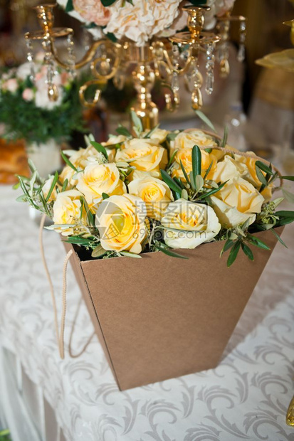 黄色玫瑰花包得很漂亮152年黄玫瑰的纸篮图片