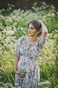 草地上一个女孩的画像一个穿着漂亮衣服的女孩的大画像背景是一只美洲豹背景图片