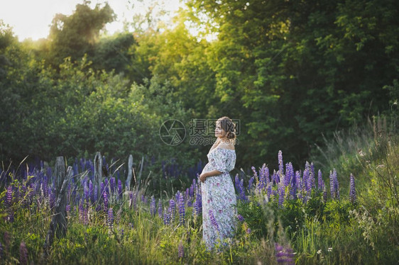 一位怀孕的少女穿过167年盛开的露品田图片