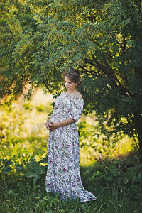 孕妇在花园散步图片