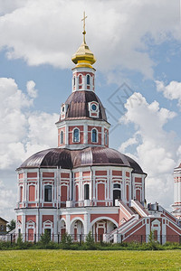 美丽的两层教堂和钟楼1830年夏季场背景的两层教堂图片