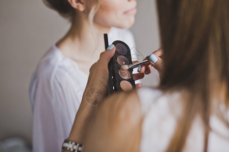 化妆师应用的作品在女身上应用化妆品的作有248人图片