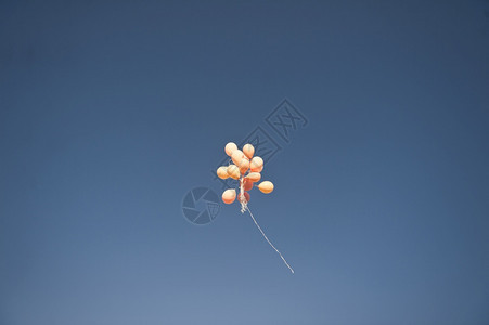 蓝天234号的气球堆积如山图片