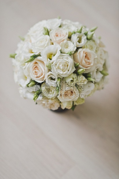 白玫瑰和花蕾的柔软颜色彩虹花束红的婚礼花束玫瑰和花蕾面团2507图片