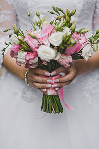 鲜红白花束在新娘手中214图片