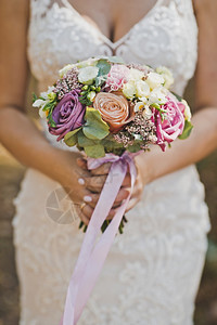 新娘手中的粉红色和白花束紧地握着美丽的新娘花束在20楼图片