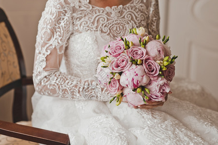 新娘手里拿着一束鲜艳的婚礼花和玫瑰手握265图片