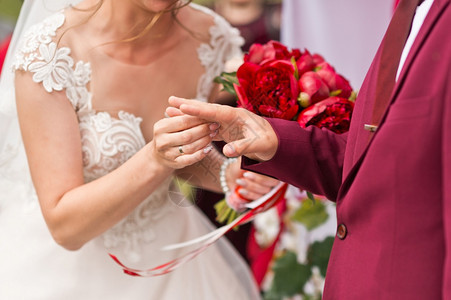 新娘在绿色背景上用彩礼戒指着新娘的手在绿色背景上贴着结婚戒指图片