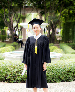 快乐的毕业女学生祝贺研究教育的成功图片