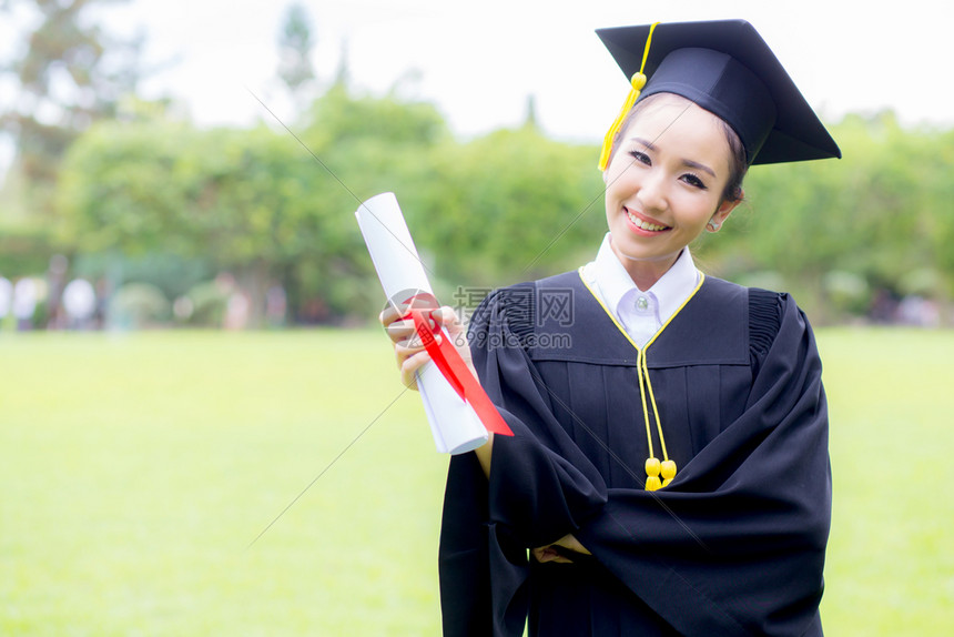 快乐的毕业女学生恭喜你毕业成功概念教育图片