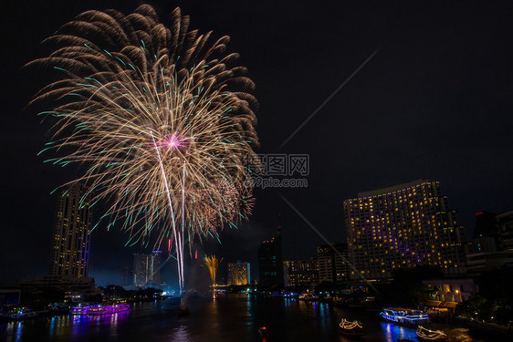 曼谷塔克辛桥夜景图片