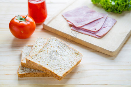 加果酱和火腿的面包片塔本生菜餐桌上的厨房和图片