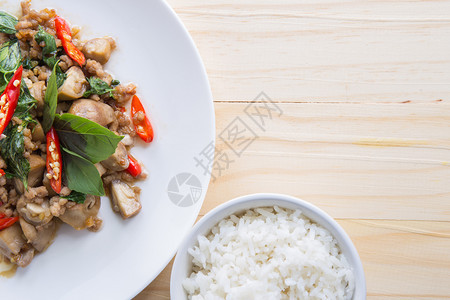 餐桌上顶层风景盘子里有辣椒和巴西利叶米饭的咸猪肉辣椒巴西尔叶图片