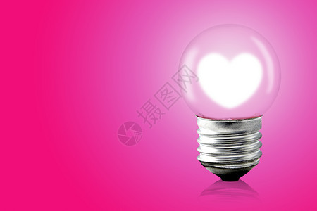 粉红色背景的心脏发光内电灯背景图片