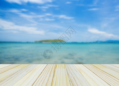 海滩背景模糊夏季概念的木板表顶上夏季概念可用于显示或添加您的产品图片