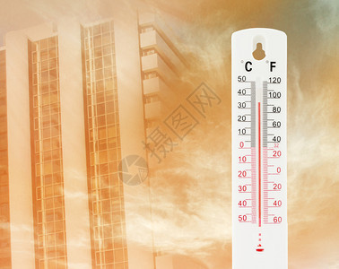 热带温度为34摄氏用带有塔底背景的户外温度计测量图片