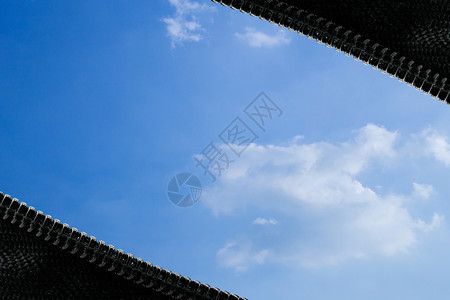 白色背景的拉链被孤立开放在蓝色的天空上拉链形状框与开放的天空图片