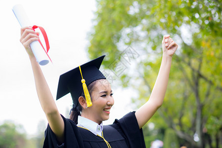 有自然背景的成功毕业学生快乐女孩祝贺概念教育图片