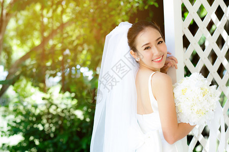 早上在户外的亚洲新娘图片