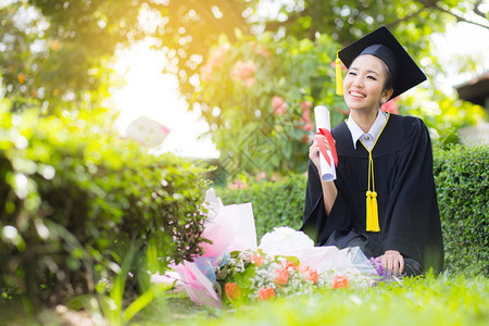 快乐的毕业女学生祝贺教育成功图片