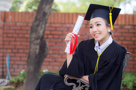 毕业女孩快乐祝贺研究生教育成功概念图片