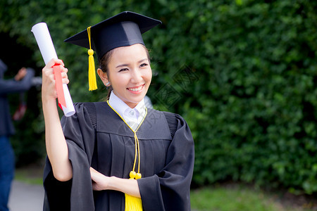 毕业女孩快乐祝贺研究生教育成功概念图片