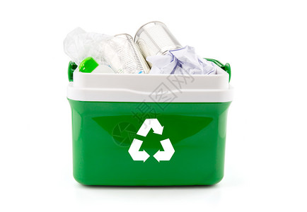 用塑料瓶纸张和其他塑料物品在白色背景上隔离的回收桶图片