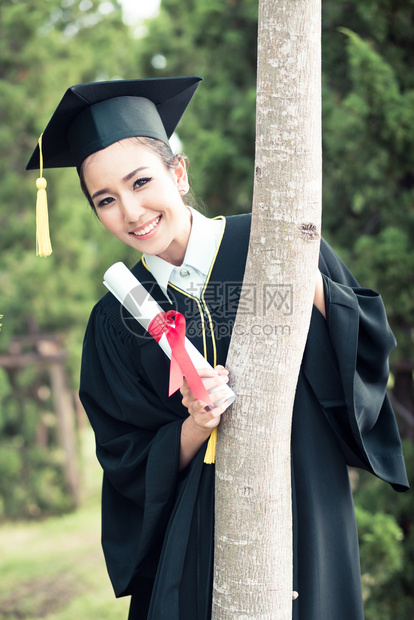 毕业女孩快乐祝贺研究生教育成功概念图片