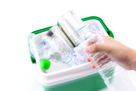 用塑料瓶纸张和其他塑料物品手头上的瓶子在白色背景上隔开的回收桶图片