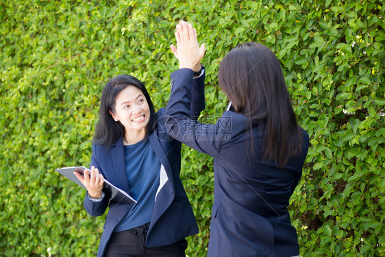 两位女商人在户外的自然背景上有着很高的洞察力图片