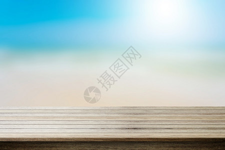 浅滩背景模糊的木质桌顶夏季概念可用于显示您的产品背景图片
