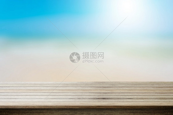 浅滩背景模糊的木质桌顶夏季概念可用于显示您的产品图片