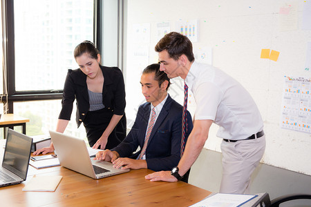 美国人商业团队在见面和展示时使用笔记本电脑图片