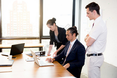 美国人商业团队在见面和展示时使用笔记本电脑背景图片
