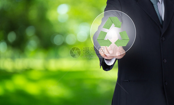 指向带有自然背景和环境概念的纸绿色再循环符号图片