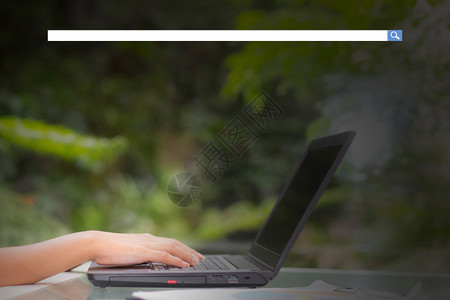年轻商业妇女用笔记本电脑数字信息用空白搜索栏打字图片
