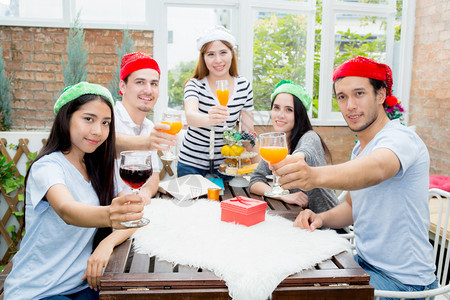 亚洲组人在户外聚会喝酒一群朋友拿着眼镜喝鸡尾酒图片