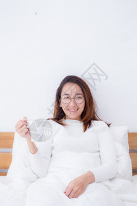 早上在卧室喝咖啡的亚洲女人图片