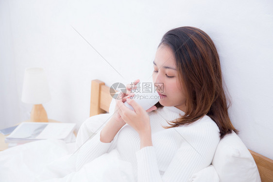 早上在卧室喝咖啡的亚洲女人图片