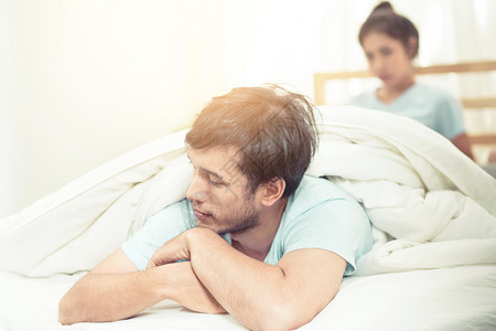 关系困难冲突和家庭概念不幸福的夫妇在床上有问题与冲突和卧室压力有冲突的情人图片
