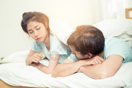 关系困难冲突和家庭概念不幸福的夫妇在床上有问题与冲突和卧室压力有冲突的情人图片