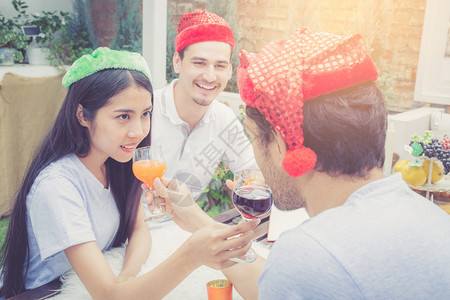 亚洲组的男女在户外聚会上喝酒和庆祝一群朋友社交活动图片