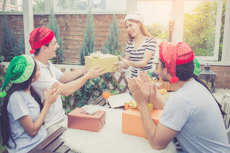 亚洲群体男女在户外聚会上赠送礼物盒和庆祝一群朋友社交活动包括生日成就节庆概念图片