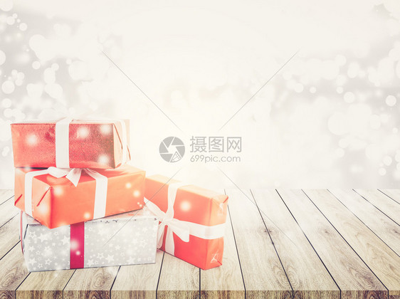 有许多礼物盒上面有木板的丝带面是bokeh白色背景用于圣诞节和新年或日庆祝概念图片
