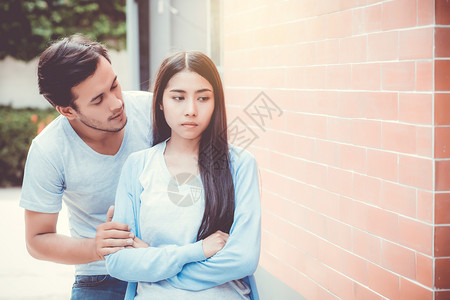 一对夫妇像年轻女和户外男一样有着感情问题不快乐的概念图片