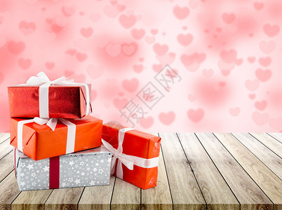 红礼盒和心形在木板上顶端心脏模糊bokeh背景情人节的概念图片