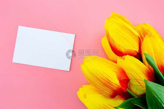 黄色郁金香花和卡片的美丽粉红色背景的贴纸和标签顶层视野复制空间母亲节和假期概念图片